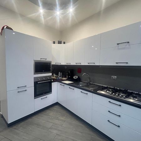 Holiday Home Un Posto Solare Napoli Bagian luar foto