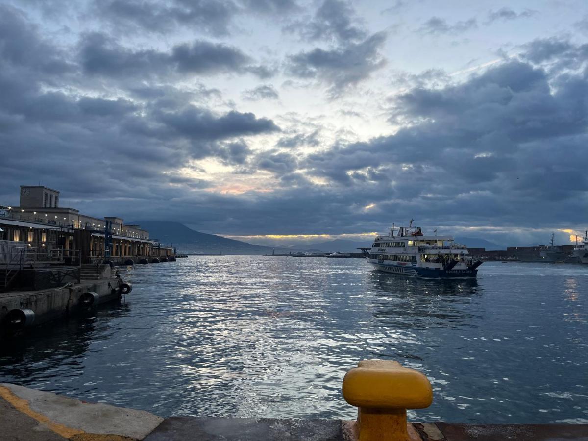 Holiday Home Un Posto Solare Napoli Bagian luar foto