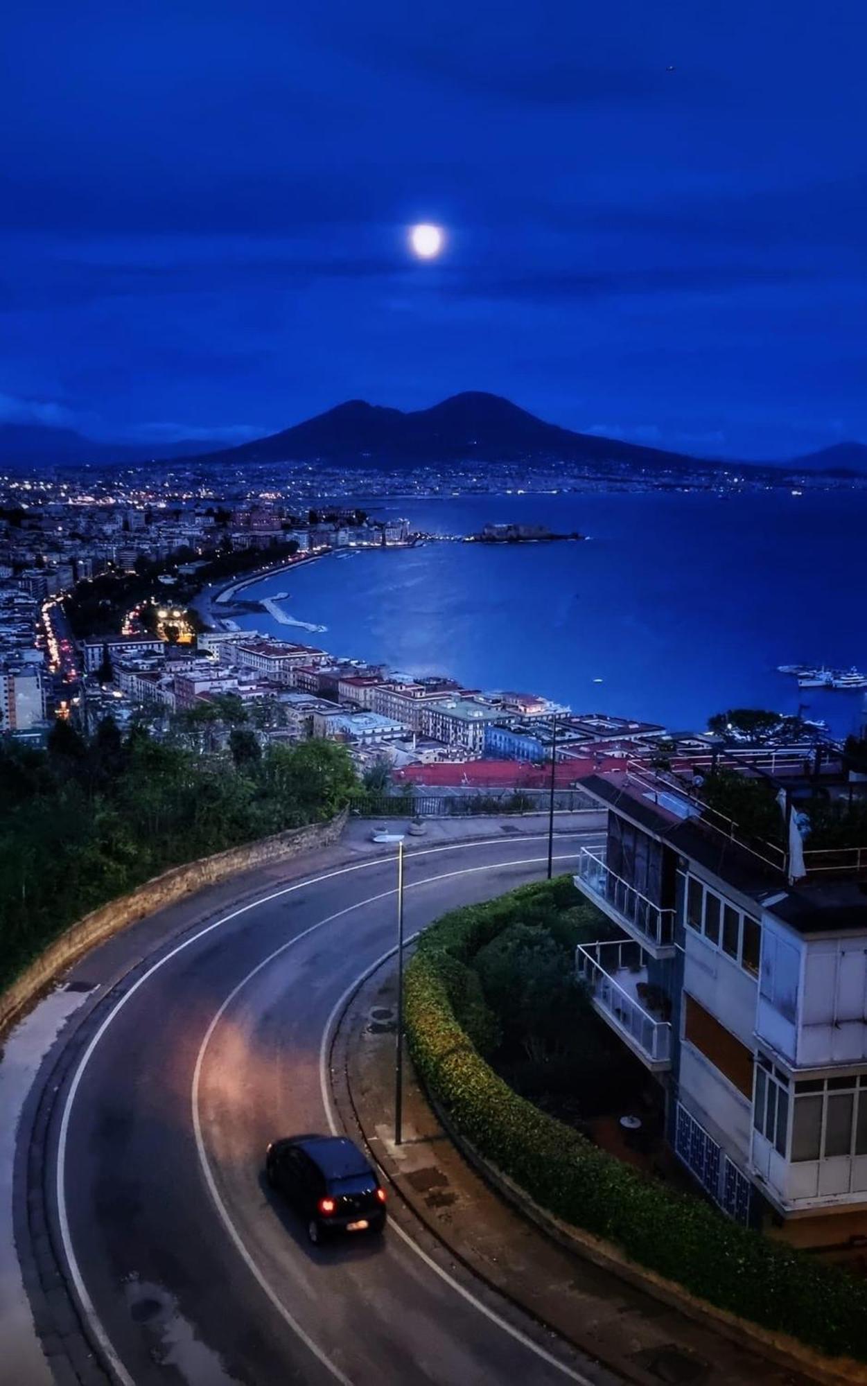 Holiday Home Un Posto Solare Napoli Bagian luar foto