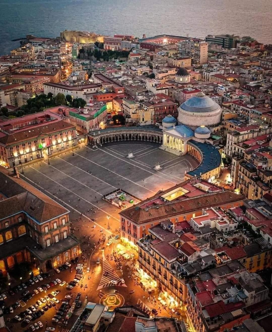 Holiday Home Un Posto Solare Napoli Bagian luar foto