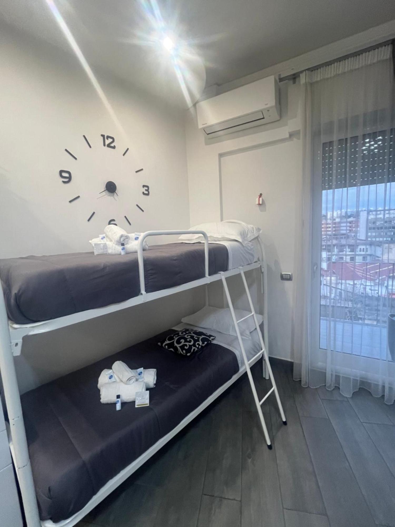 Holiday Home Un Posto Solare Napoli Bagian luar foto